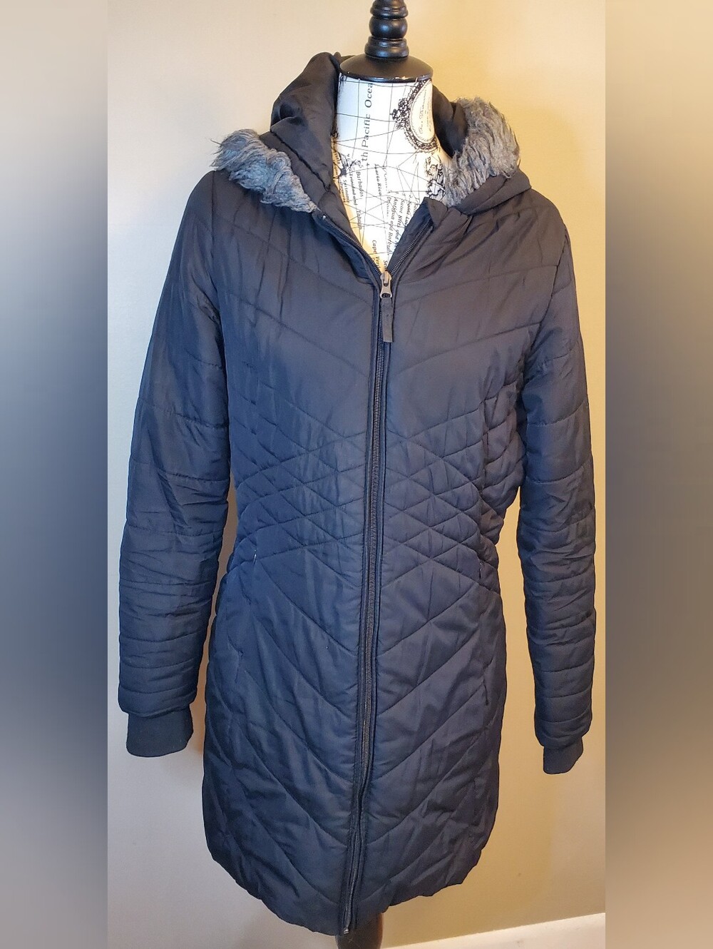 Below Zero by Rothschild Women M Black Quilted Puffer Coat Faux Fur Hood 32"